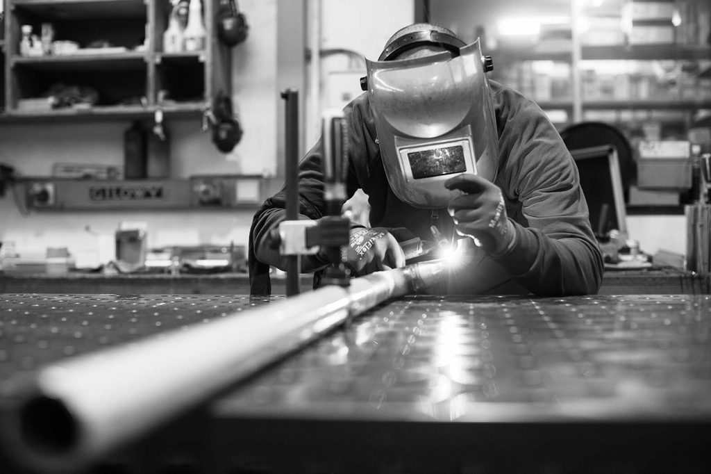 Werkstatt, Daniel beim Schweißen | Plötzeneder GmbH – Spezialisten für Pharma- und Medizintechnik, 6065 Thaur/Austria Werkstatt, Daniel beim Schweißen | Plötzeneder GmbH – Spezialisten für Pharma- und Medizintechnik, 6065 Thaur/Austria