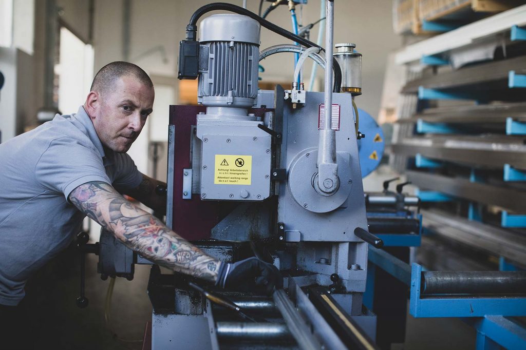 Werkstatt, Daniel an der Maschine | Plötzeneder GmbH – Spezialisten für Pharma- und Medizintechnik, 6065 Thaur/Austria Werkstatt, Daniel an der Maschine | Plötzeneder GmbH – Spezialisten für Pharma- und Medizintechnik, 6065 Thaur/Austria