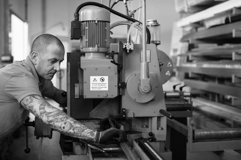 Werkstatt, Daniel an der Maschine | Plötzeneder GmbH – Spezialisten für Pharma- und Medizintechnik, 6065 Thaur/Austria Werkstatt, Daniel an der Maschine | Plötzeneder GmbH – Spezialisten für Pharma- und Medizintechnik, 6065 Thaur/Austria