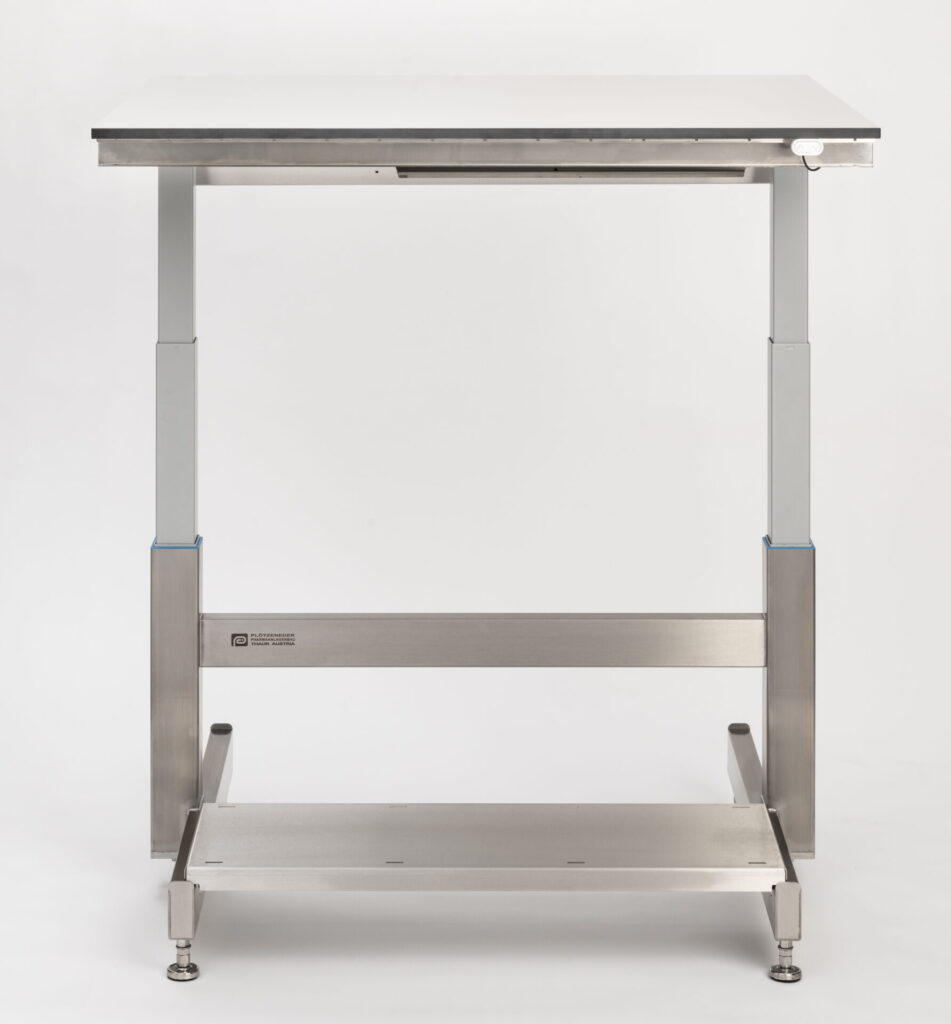 Ergonomie im Reinraum: Hubtisch STable-H_ergo | Plötzeneder GmbH – Spezialisten für Pharma- und Medizintechnik, 6065 Thaur/Austria Ergonomie im Reinraum: Hubtisch STable-H_ergo | Plötzeneder GmbH – Spezialisten für Pharma- und Medizintechnik, 6065 Thaur/Austria