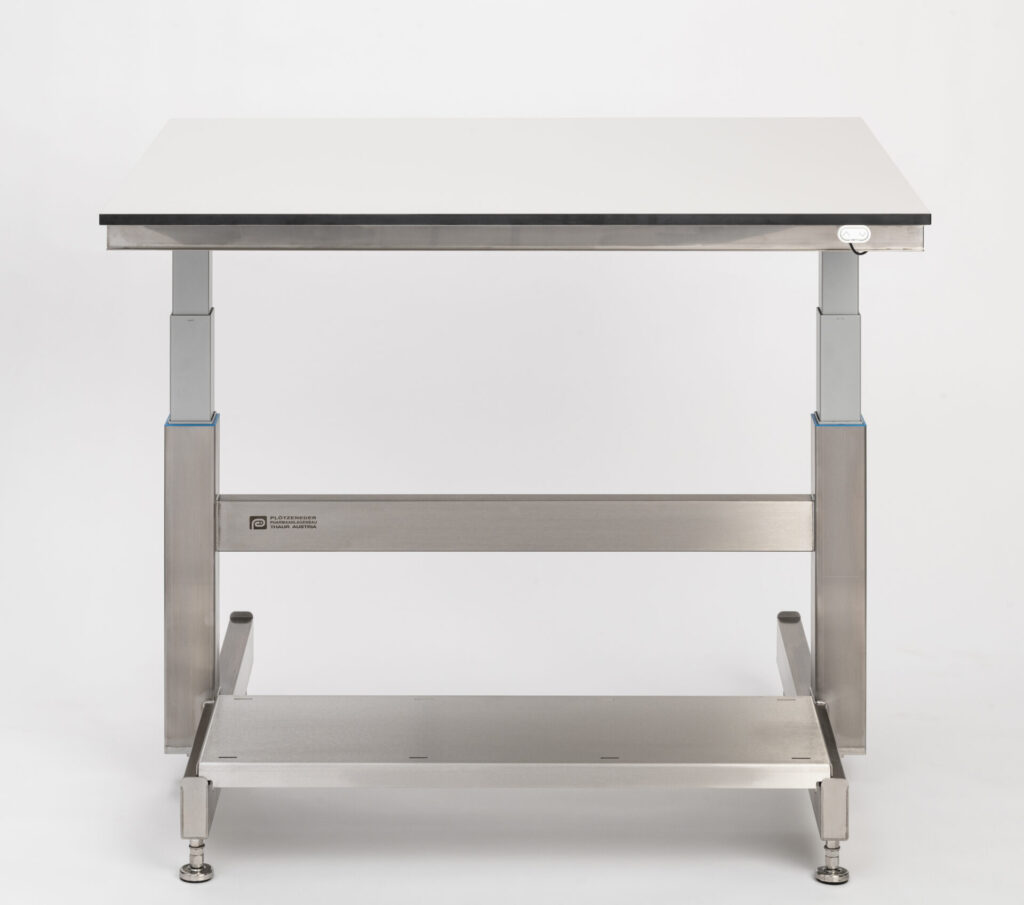 Ergonomie im Reinraum: Hubtisch STable-H_ergo | Plötzeneder GmbH – Spezialisten für Pharma- und Medizintechnik, 6065 Thaur/Austria Ergonomie im Reinraum: Hubtisch STable-H_ergo | Plötzeneder GmbH – Spezialisten für Pharma- und Medizintechnik, 6065 Thaur/Austria