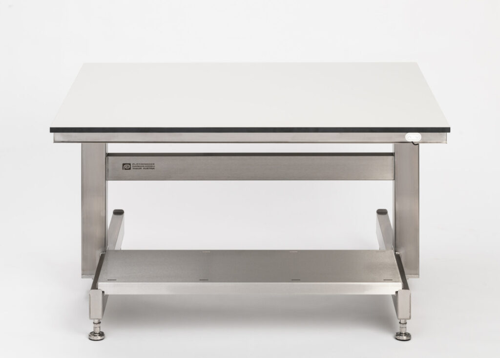 Ergonomie im Reinraum: Hubtisch STable-H_ergo | Plötzeneder GmbH – Spezialisten für Pharma- und Medizintechnik, 6065 Thaur/Austria Ergonomie im Reinraum: Hubtisch STable-H_ergo | Plötzeneder GmbH – Spezialisten für Pharma- und Medizintechnik, 6065 Thaur/Austria