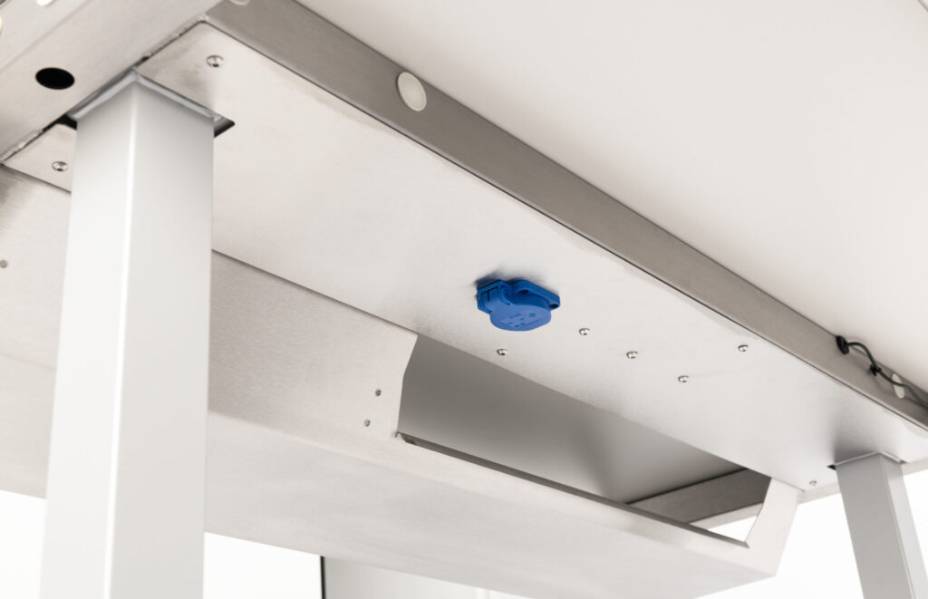 Ergonomie im Reinraum: Hubtisch STable-H_ergo | Plötzeneder GmbH – Spezialisten für Pharma- und Medizintechnik, 6065 Thaur/Austria Ergonomie im Reinraum: Hubtisch STable-H_ergo | Plötzeneder GmbH – Spezialisten für Pharma- und Medizintechnik, 6065 Thaur/Austria