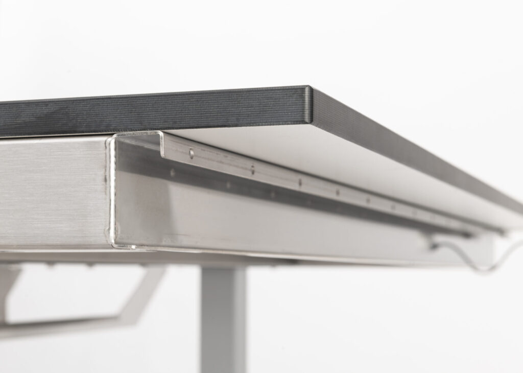Ergonomie im Reinraum: Hubtisch STable-H_ergo | Plötzeneder GmbH – Spezialisten für Pharma- und Medizintechnik, 6065 Thaur/Austria