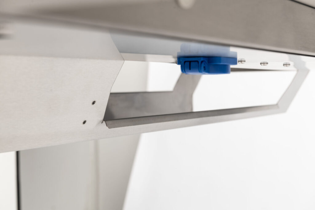 Ergonomie im Reinraum: Hubtisch STable-H_ergo | Plötzeneder GmbH – Spezialisten für Pharma- und Medizintechnik, 6065 Thaur/Austria Ergonomie im Reinraum: Hubtisch STable-H_ergo | Plötzeneder GmbH – Spezialisten für Pharma- und Medizintechnik, 6065 Thaur/Austria