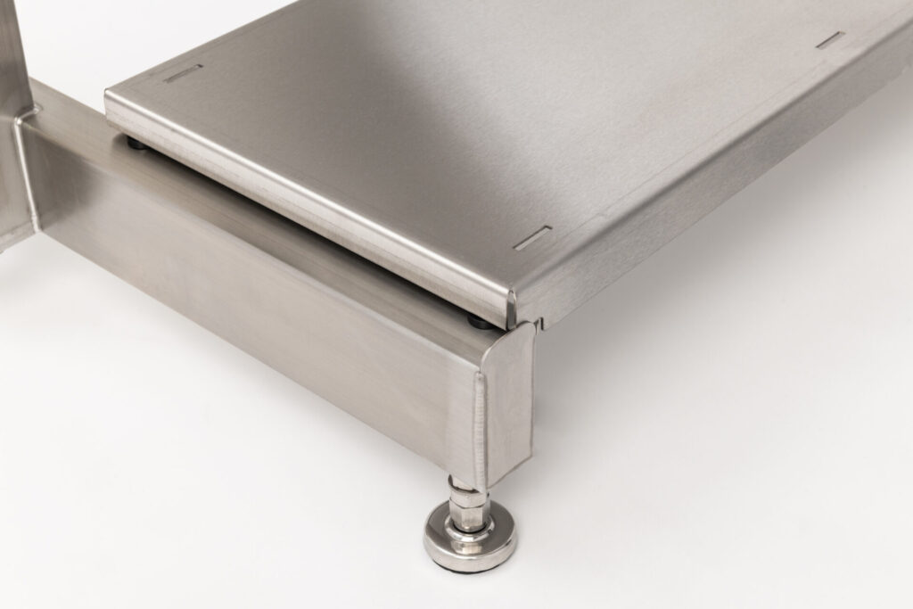 Ergonomie im Reinraum: Hubtisch STable-H_ergo | Plötzeneder GmbH – Spezialisten für Pharma- und Medizintechnik, 6065 Thaur/Austria Ergonomie im Reinraum: Hubtisch STable-H_ergo | Plötzeneder GmbH – Spezialisten für Pharma- und Medizintechnik, 6065 Thaur/Austria