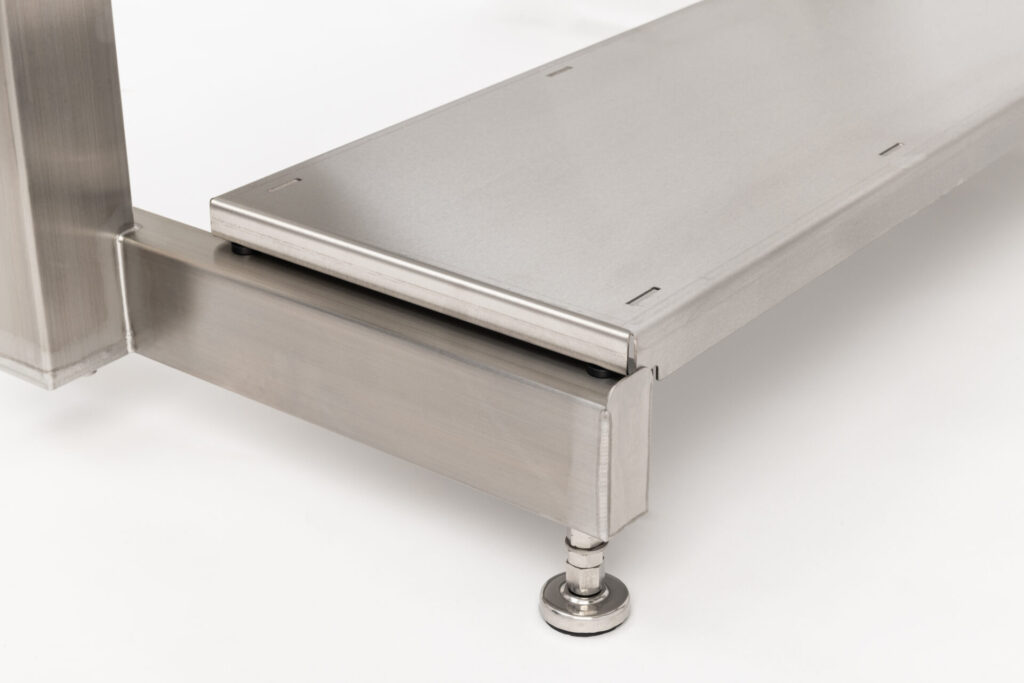 Ergonomie im Reinraum: Hubtisch STable-H_ergo | Plötzeneder GmbH – Spezialisten für Pharma- und Medizintechnik, 6065 Thaur/Austria Ergonomie im Reinraum: Hubtisch STable-H_ergo | Plötzeneder GmbH – Spezialisten für Pharma- und Medizintechnik, 6065 Thaur/Austria