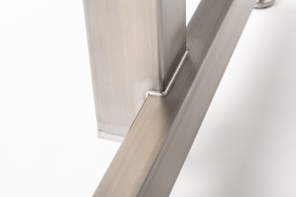 Ergonomie im Reinraum: Hubtisch STable-H_ergo | Plötzeneder GmbH – Spezialisten für Pharma- und Medizintechnik, 6065 Thaur/Austria Ergonomie im Reinraum: Hubtisch STable-H_ergo | Plötzeneder GmbH – Spezialisten für Pharma- und Medizintechnik, 6065 Thaur/Austria