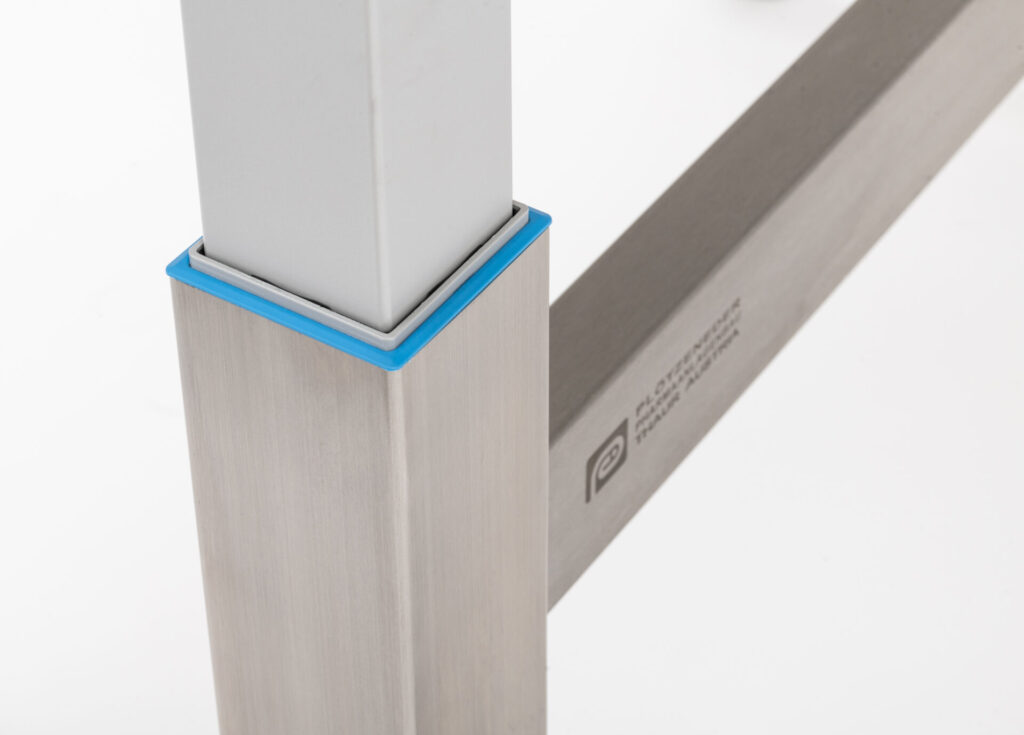 Ergonomie im Reinraum: Hubtisch STable-H_ergo | Plötzeneder GmbH – Spezialisten für Pharma- und Medizintechnik, 6065 Thaur/Austria Ergonomie im Reinraum: Hubtisch STable-H_ergo | Plötzeneder GmbH – Spezialisten für Pharma- und Medizintechnik, 6065 Thaur/Austria