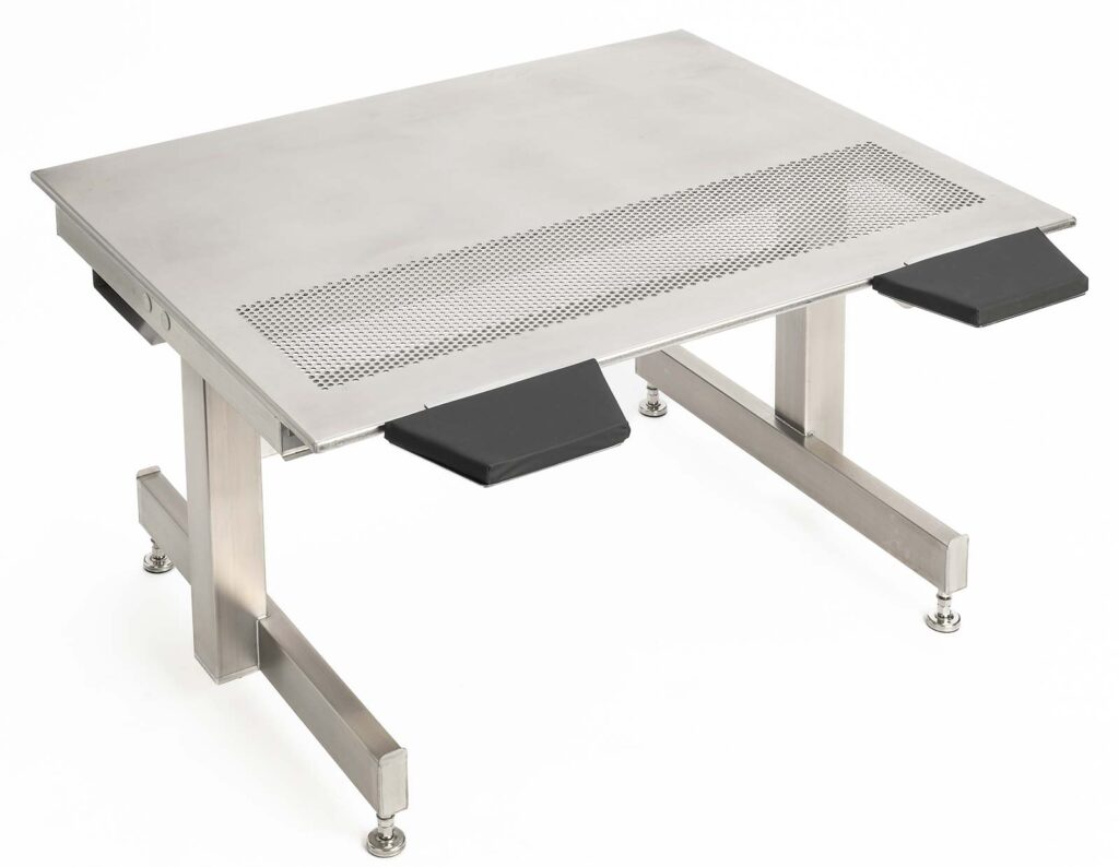 Ergonomie im Reinraum: Hubtisch STable-H_ergo | Plötzeneder GmbH – Spezialisten für Pharma- und Medizintechnik, 6065 Thaur/Austria Ergonomie im Reinraum: Hubtisch STable-H_ergo | Plötzeneder GmbH – Spezialisten für Pharma- und Medizintechnik, 6065 Thaur/Austria