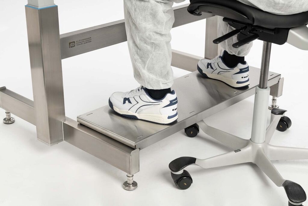 Ergonomie im Reinraum: Hubtisch STable-H_ergo | Plötzeneder GmbH – Spezialisten für Pharma- und Medizintechnik, 6065 Thaur/Austria Ergonomie im Reinraum: Hubtisch STable-H_ergo | Plötzeneder GmbH – Spezialisten für Pharma- und Medizintechnik, 6065 Thaur/Austria