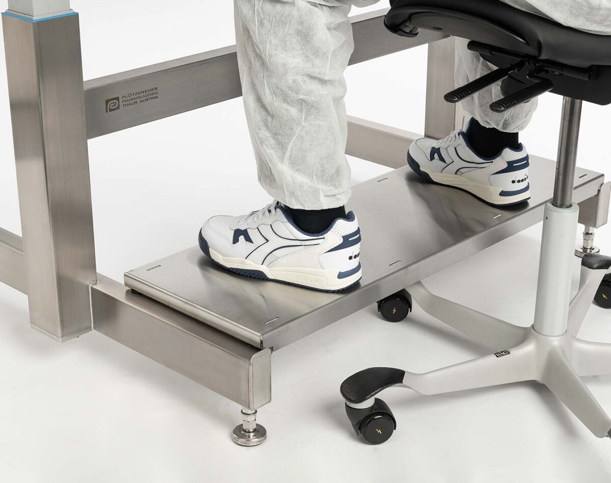 Ergonomie im Reinraum: Hubtisch STable‍-H_ergo | Plötzeneder GmbH – Spezialisten für Pharma- und Medizintechnik, 6065 Thaur/Austria