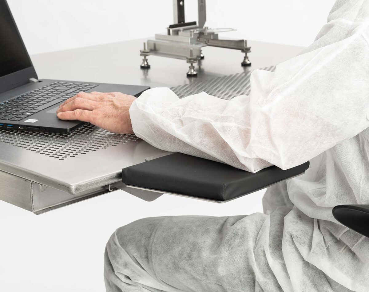 Ergonomie im Reinraum: Hubtisch STable‍-H_ergo | Plötzeneder GmbH – Spezialisten für Pharma- und Medizintechnik, 6065 Thaur/Austria