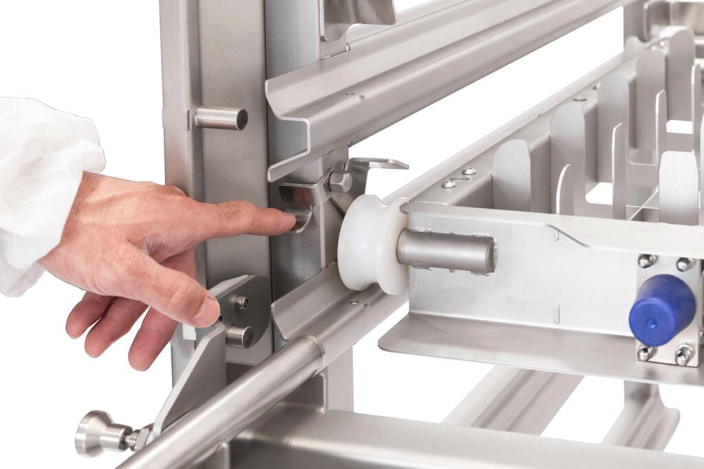 Zur praktischen Einlagerung von bis zu sechs Trays. Zubehör Auftaugerät | Maschinen- & Anlagenbau | Plötzeneder GmbH – Spezialisten für Pharma- und Medizintechnik, 6065 Thaur/Austria