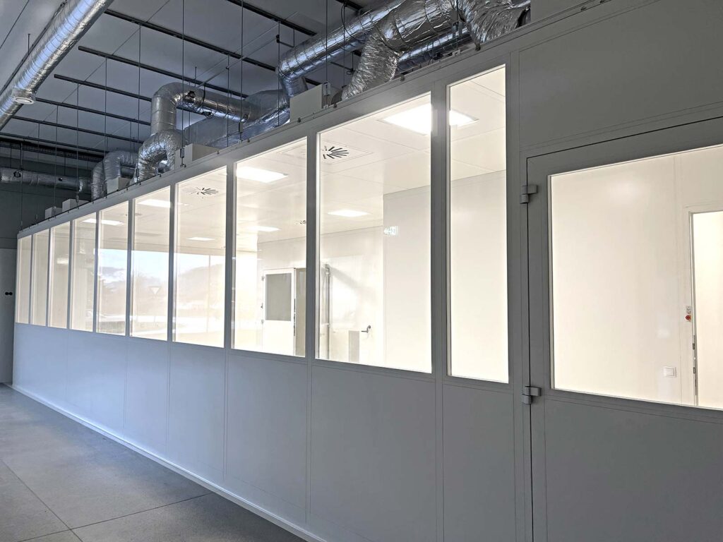 Reinraum | Plötzeneder GmbH – Spezialisten für Pharma- und Medizintechnik, 6065 Thaur/Austria Reinraum | Plötzeneder GmbH – Spezialisten für Pharma- und Medizintechnik, 6065 Thaur/Austria