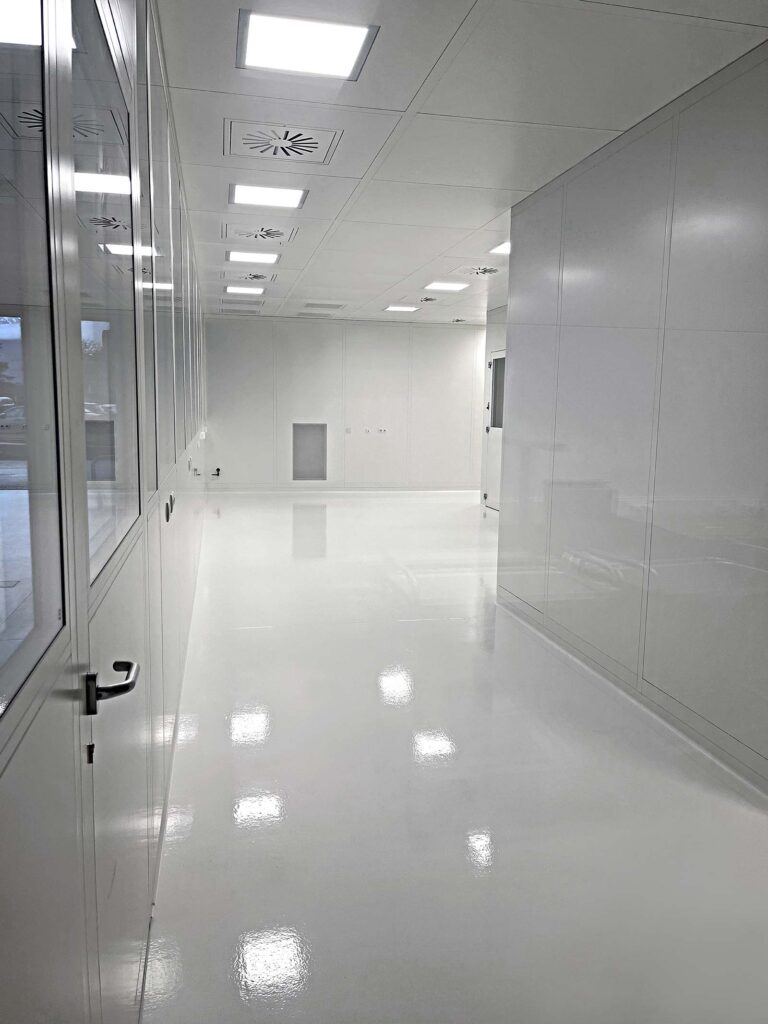 Reinraum | Plötzeneder GmbH – Spezialisten für Pharma- und Medizintechnik, 6065 Thaur/Austria Reinraum | Plötzeneder GmbH – Spezialisten für Pharma- und Medizintechnik, 6065 Thaur/Austria