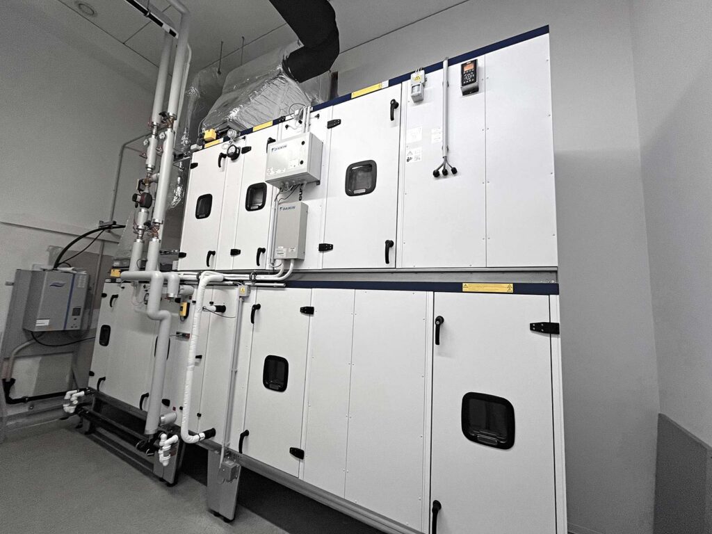 Reinraum | Plötzeneder GmbH – Spezialisten für Pharma- und Medizintechnik, 6065 Thaur/Austria Reinraum | Plötzeneder GmbH – Spezialisten für Pharma- und Medizintechnik, 6065 Thaur/Austria