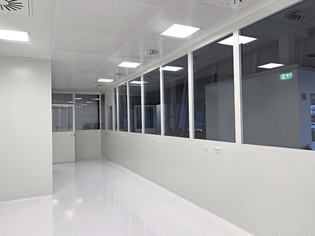 Reinraum | Plötzeneder GmbH – Spezialisten für Pharma- und Medizintechnik, 6065 Thaur/Austria Reinraum | Plötzeneder GmbH – Spezialisten für Pharma- und Medizintechnik, 6065 Thaur/Austria